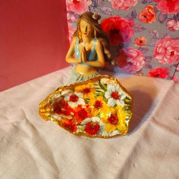 Decoupage oyster shell   - Picture 1 of 2